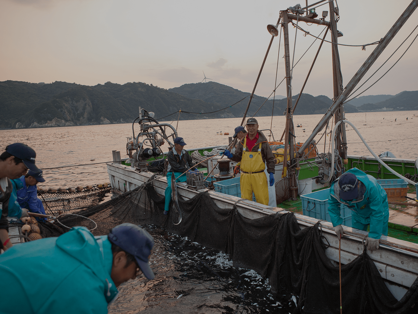 写真：海で働く漁師たち
