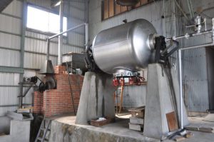 写真:レンガ作りの炒り炒り器と金属製の大きな蒸し器