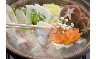 白菜・にんじん・椎茸・えのき茸・お豆腐の入ったクエ鍋の写真