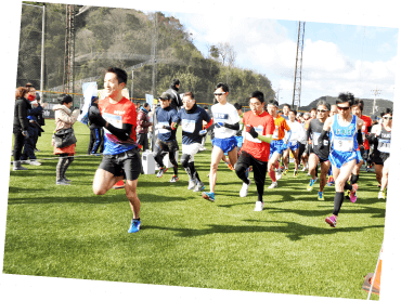 写真：有田みかん海道マラソンにて、走る参加者たち