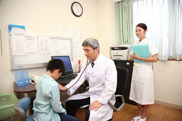 写真：診察を受ける子どものイメージ