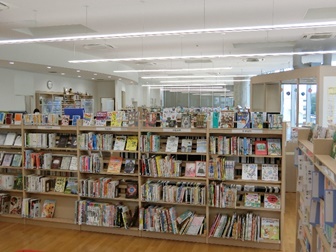 写真：図書館内 開架棚の様子