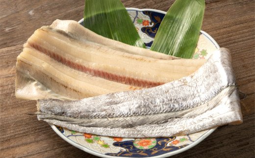 皿の上に乗った、太刀魚ドラゴンサイズの干物の写真
